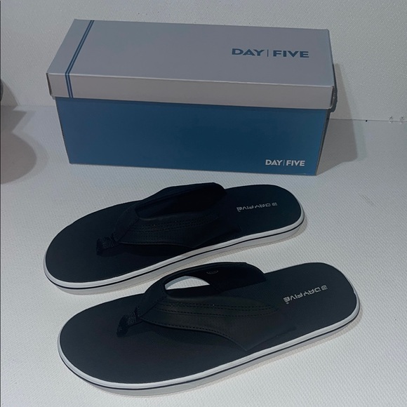 Day Five Men's Classic Black Flip-Flops 12 NWT - Picture 1 of 6
